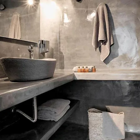 Caldera Serenity Cave Oia, Santorini Breathtaking Caldera Views Traditional Cave-style Luxury Outdoor Hot Tub Modern Comforts , Vila *