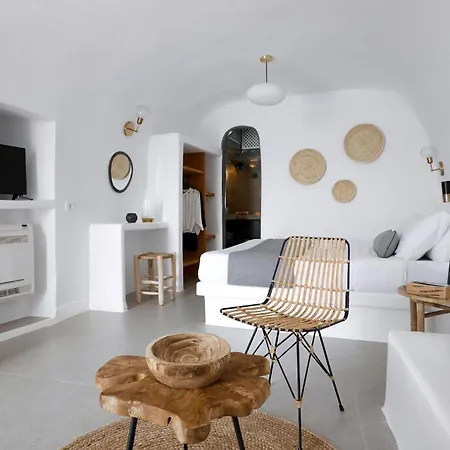Caldera Serenity Cave Oia, Santorini Breathtaking Caldera Views Traditional Cave-style Luxury Outdoor Hot Tub Modern Comforts ,