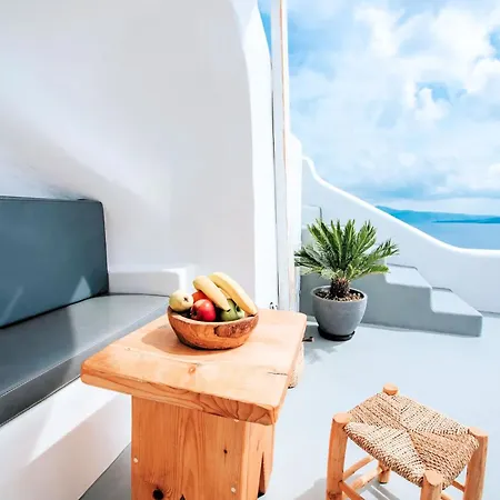 Caldera Serenity Cave Oia, Santorini Breathtaking Caldera Views Traditional Cave-style Luxury Outdoor Hot Tub Modern Comforts , Vila *