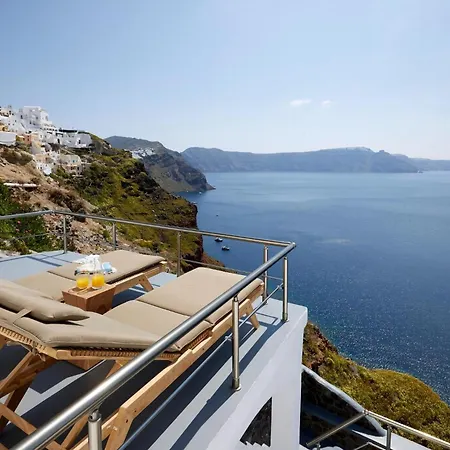 Caldera Serenity Cave Oia, Santorini Breathtaking Caldera Views Traditional Cave-style Luxury Outdoor Hot Tub Modern Comforts , Oia