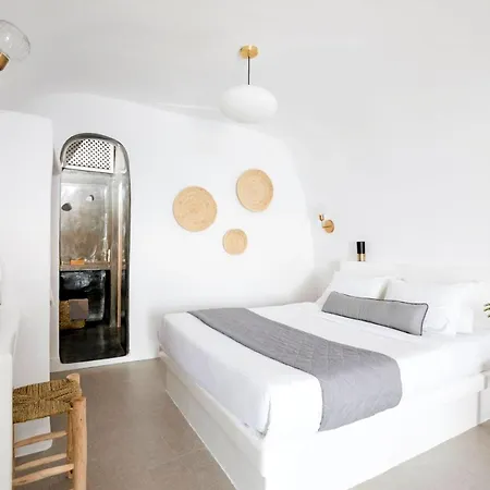 Caldera Serenity Cave Oia, Santorini Breathtaking Caldera Views Traditional Cave-style Luxury Outdoor Hot Tub Modern Comforts , Villa Oia (Santorini)