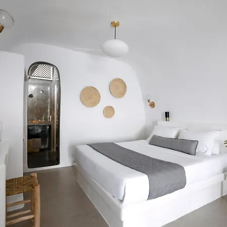 Caldera Serenity Cave Oia, Santorini Breathtaking Caldera Views Traditional Cave-style Luxury Outdoor Hot Tub Modern Comforts , * Oia (Santorini)