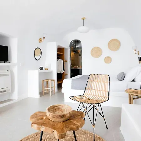 Caldera Serenity Cave Oia, Santorini Breathtaking Caldera Views Traditional Cave-style Luxury Outdoor Hot Tub Modern Comforts , Villa *